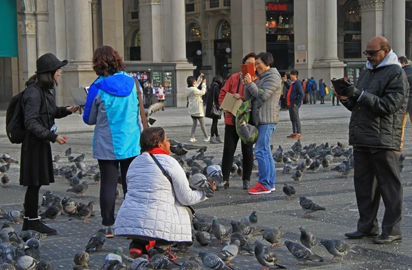 Люди делают фотографии на площади рядом с собором Милана — стоковое фото