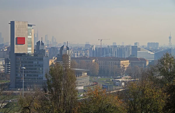 Aerial view of Milan from hill in parco Montestella — Stock Photo, Image