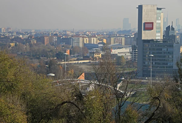 Вид на Милан с холма в парке Montestella — стоковое фото