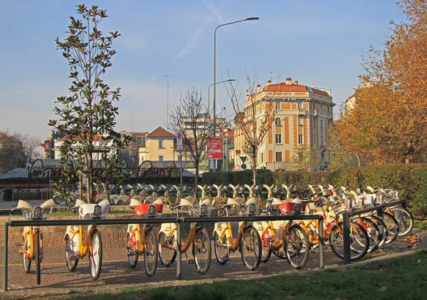 Parkeerplaats voor stad fietsen in Milaan — Stockfoto