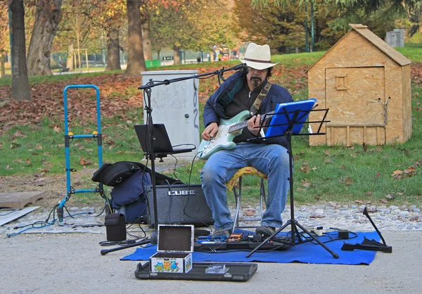 Mann mit Cowboyhut spielt Gitarre — Stockfoto