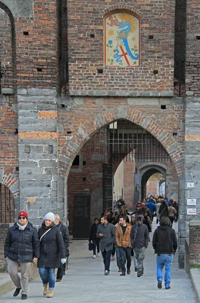 Människor in- och utpassage Sforza-slottet Milano — Stockfoto