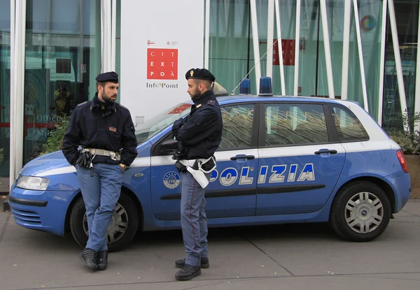 Two police officers are speaking nearly InfoPoint in Milan — Stock Photo, Image