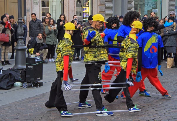 Due ragazzi si preparano a ballare la performance — Foto Stock