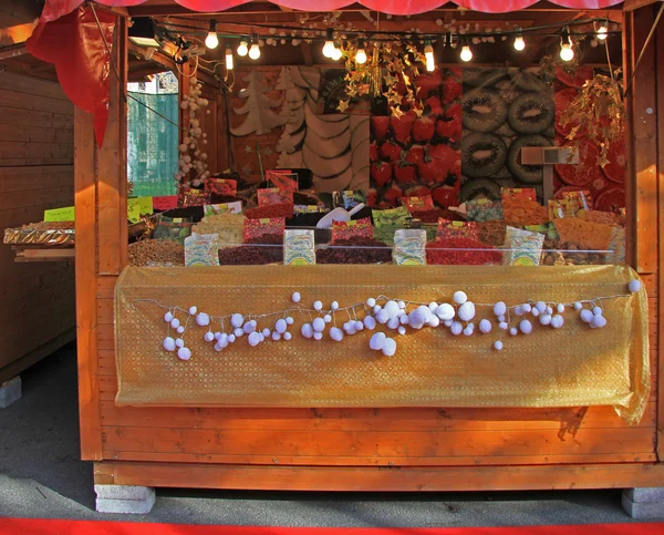 Barraca com frutas secas na feira em Bergamo — Fotografia de Stock