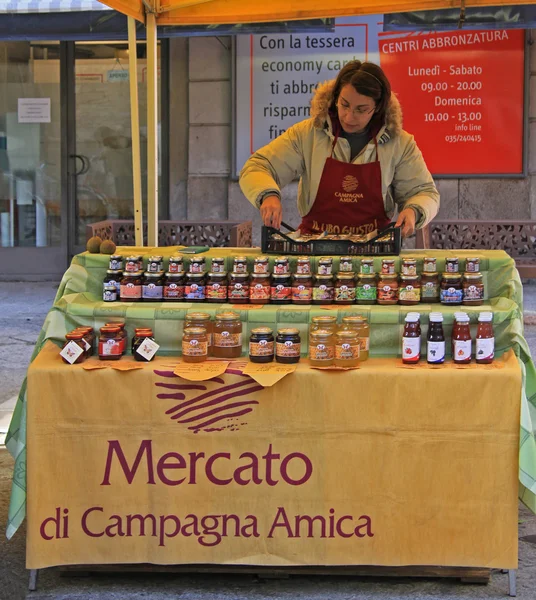 Mujer vende mermelada en la feria de Bérgamo —  Fotos de Stock