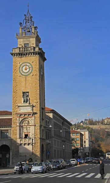 Människor går på gatan i Bergamo, Italien — Stockfoto