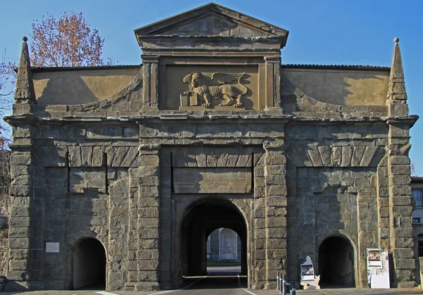 Starověké Porta Santagostino v Bergamo — Stock fotografie