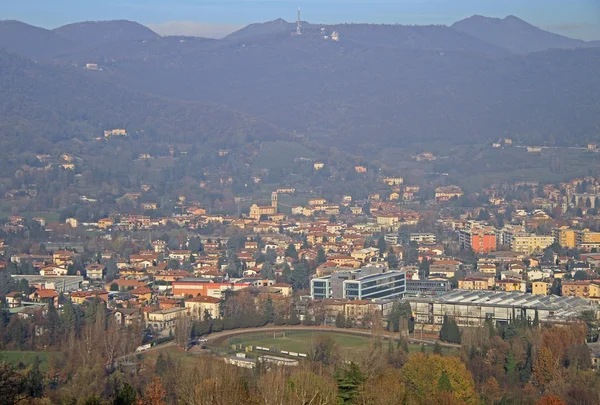 Vista de Bergamo a partir de colinas da cidade superior — Fotografia de Stock
