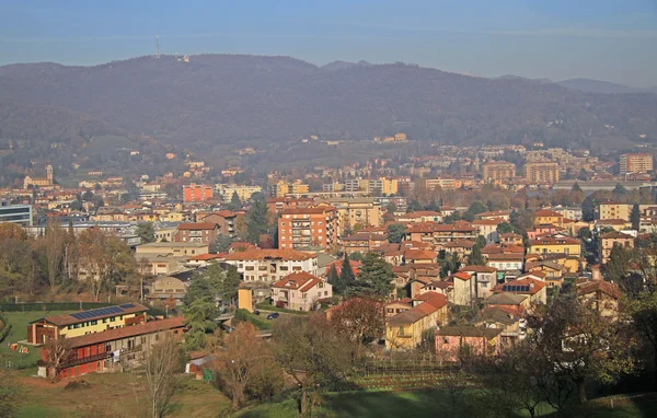 Vista di Bergamo dalle colline della città alta — Foto Stock