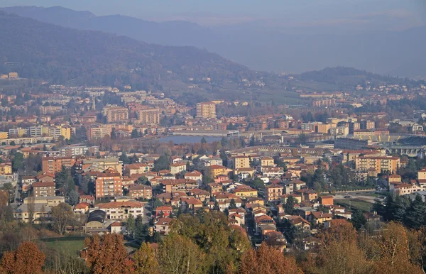 Vista de Bergamo a partir de colinas da cidade superior — Fotografia de Stock