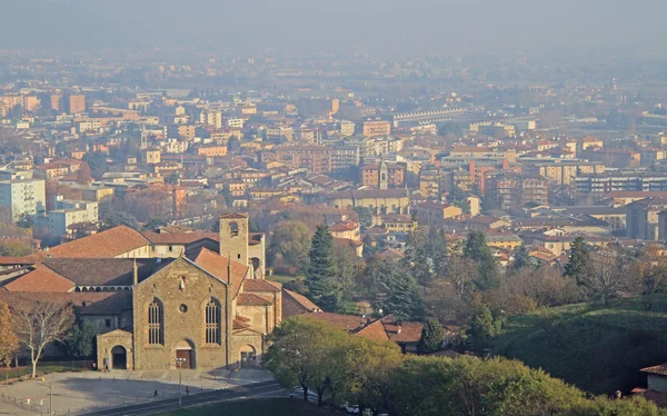 Bergamo Egyetem és más város épületek tetején — Stock Fotó