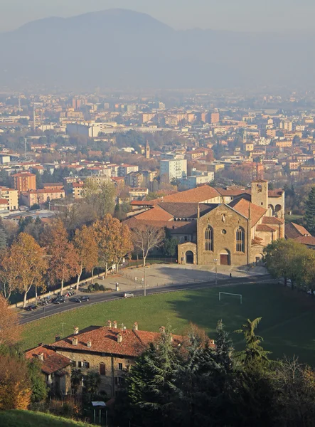 Vista dall'alto dell'università di Bergamo e di altri edifici cittadini — Foto Stock