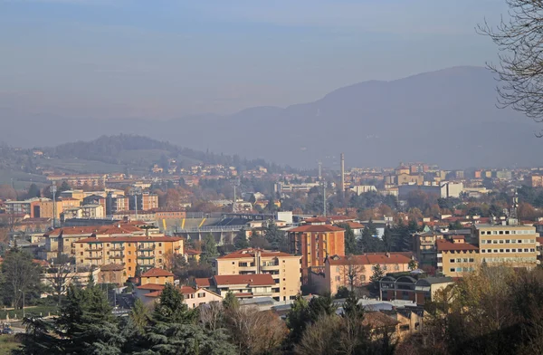 Вид на Бергамо с холмов верхнего города — стоковое фото