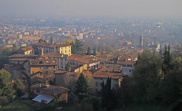 Nézd, a hegyek, a felső város Bergamo — Stock Fotó