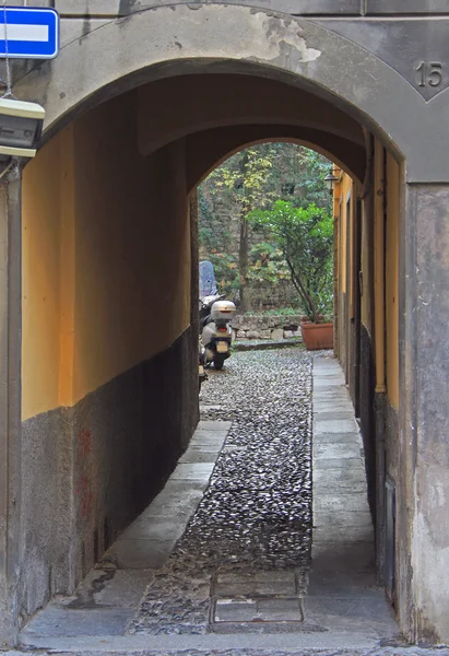 Arco e pátio em Bergamo — Fotografia de Stock