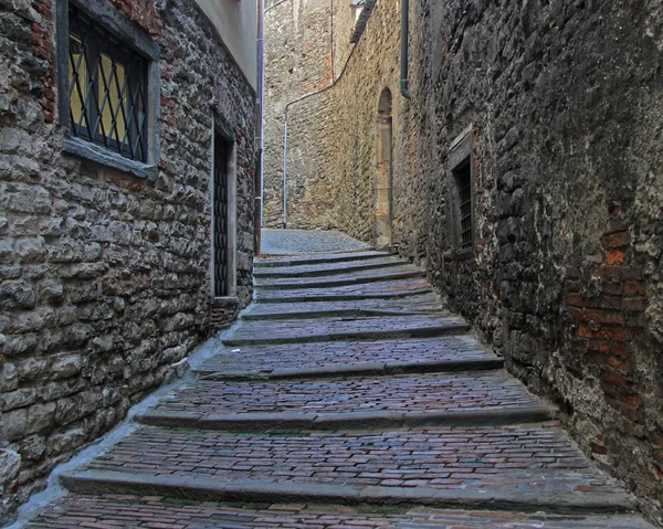 A rua estreita na cidade velha de Bergamo — Fotografia de Stock