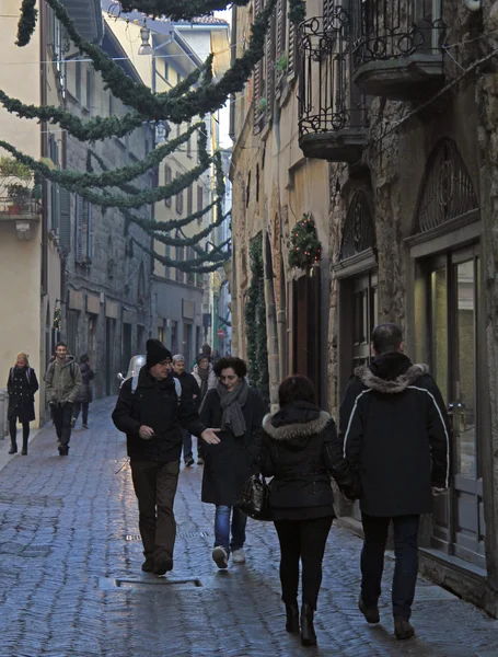 Människor går på gatan i Bergamo, Italien — Stockfoto