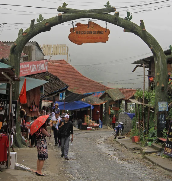 People are entering in and leaving out CatCat tourism area — Stock Photo, Image