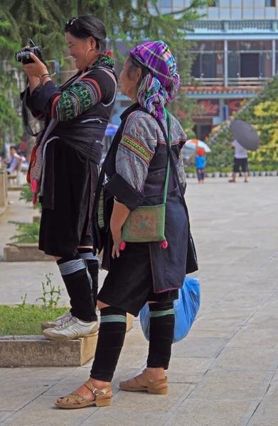 Dwie kobiety w tradycyjnych ubraniach — Zdjęcie stockowe