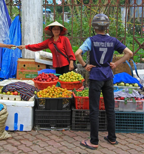 Penjual-wanita berkomunikasi dengan pembeli — Stok Foto