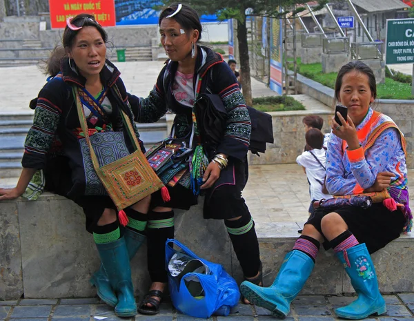 Trzy kobiety siedzą odkryty w Sa Pa, Wietnam — Zdjęcie stockowe