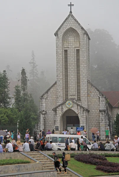 人々 は、サパ、ベトナムのほぼキリスト教教会を歩いています。 — ストック写真