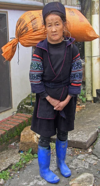 Kadın sepeti, Sa Pa, Vietnam çuval taşıma — Stok fotoğraf