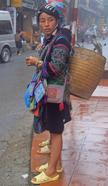 Mujer con cesta está caminando en la calle en Sa Pa, Vietnam — Foto de Stock