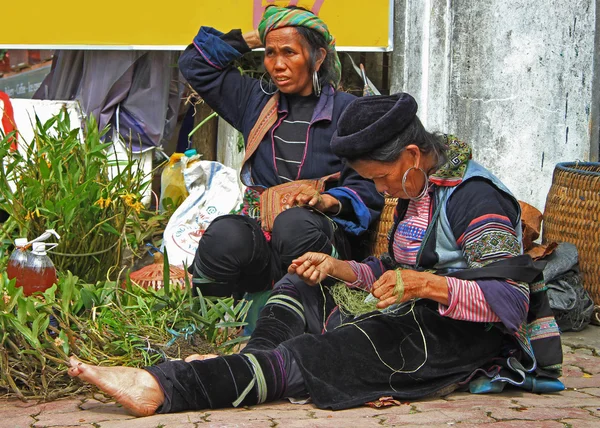 Donne in abiti tradizionali stanno cucendo, Sa Pa, Vietnam — Foto Stock