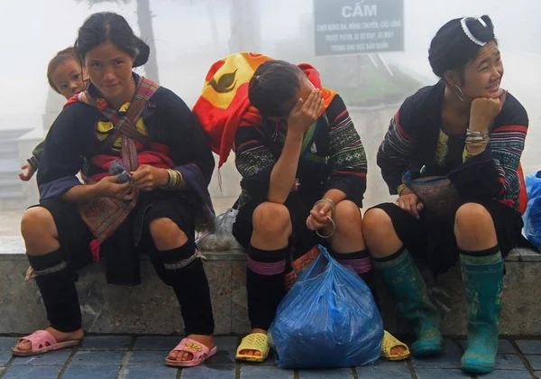 Três mulheres estão sentadas ao ar livre em Sa Pa, Vietnã — Fotografia de Stock