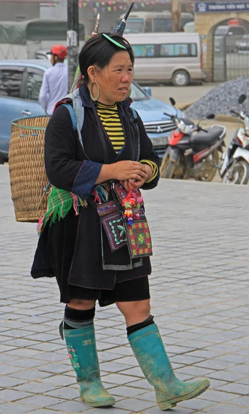 Kobieta z koszem jest chodzenie po ulicy w Sa Pa, Wietnam — Zdjęcie stockowe