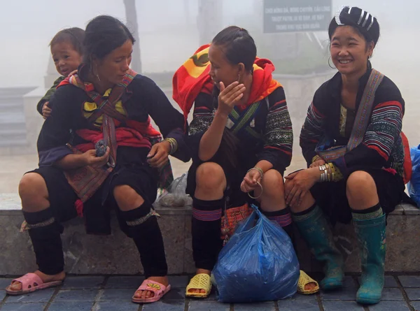 Üç kadın Sa PA, Vietnam açık oturuyorsun — Stok fotoğraf