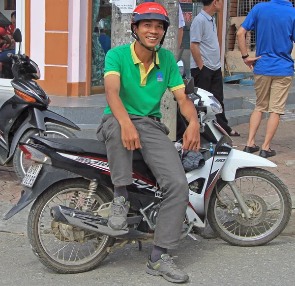 Az ember ül a motorkerékpár szabadtéri Sa PA, Vietnam — Stock Fotó