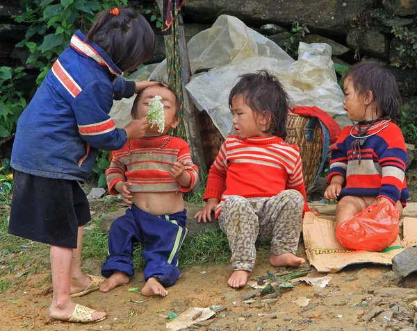 Niños están sentados al aire libre en la aldea CatCat, Vietnam — Foto de Stock