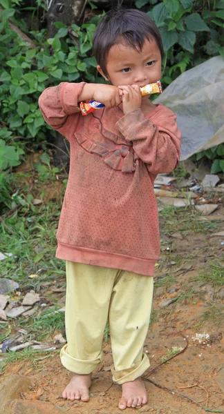 Chica está comiendo barra de chocolate — Foto de Stock