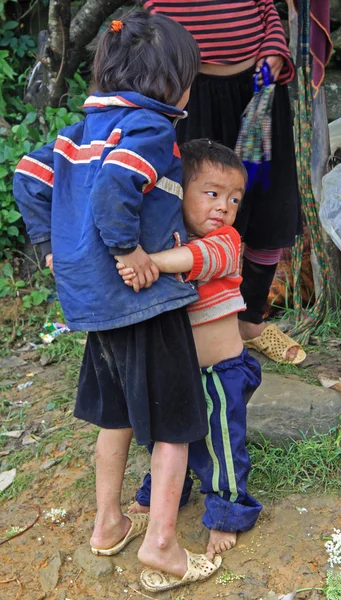 Brat jest przytulanie jego siostra oudoor w Sa Pa, Wietnam — Zdjęcie stockowe