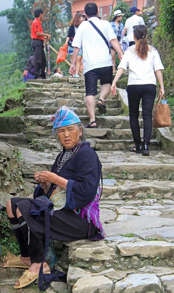 Frau sitzt im Freien in sa pa, Vietnam — Stockfoto