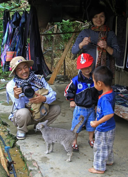 Baba, anne ve iki oğlu turizm alanında Catcat yürüyor — Stok fotoğraf