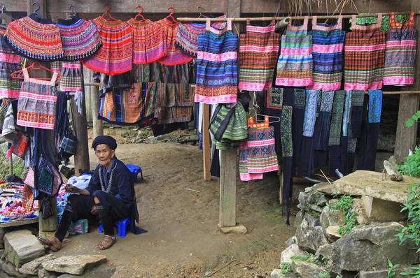 Yaşlı kadın geleneksel giysi ve aksesuarları Catcat turizm alanında satış — Stok fotoğraf