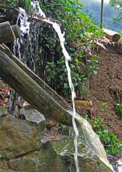 Wasserversorgungssystem im Dorf catcat — Stockfoto