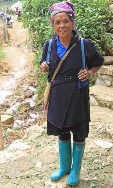 Kadın geleneksel giysiler içinde birine gülümsüyor — Stok fotoğraf