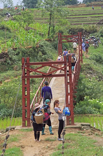 Grupo turístico hizo una parada en el puente a pie en Sa Pa, Vietnam —  Fotos de Stock