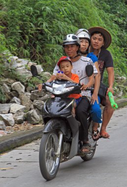 dört kişi için bir yere Motosiklet ile sürme
