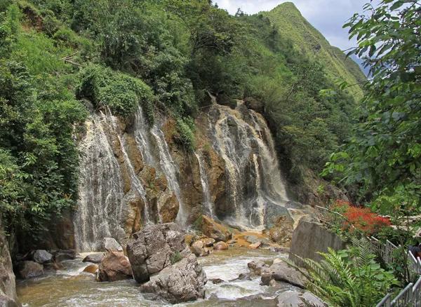 Водопад в туристической зоне CatCat — стоковое фото