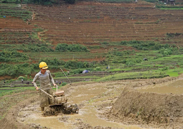 Homme travaille le sol par cultivateur manuel dans le village CatCat, Vietnam — Photo