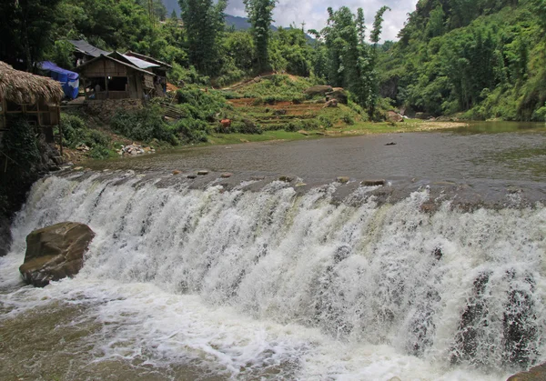 Wasserfall in Catcat Touristengebiet — Stockfoto