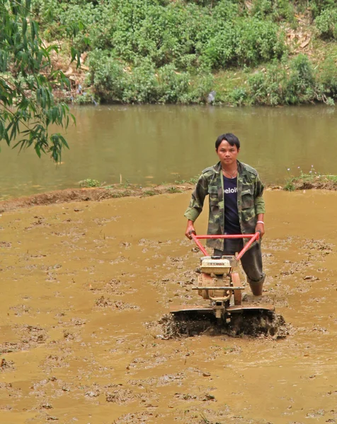 Omul lucrează solul prin cultivator manual în satul CatCat, Vietnam — Fotografie, imagine de stoc