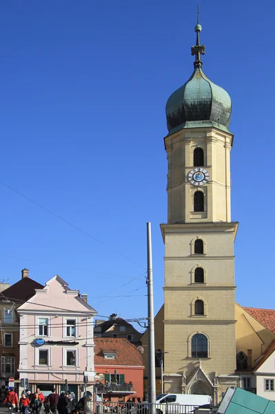 Mensen lopen bijna franciscaner kerk in Graz, Oostenrijk — Stockfoto