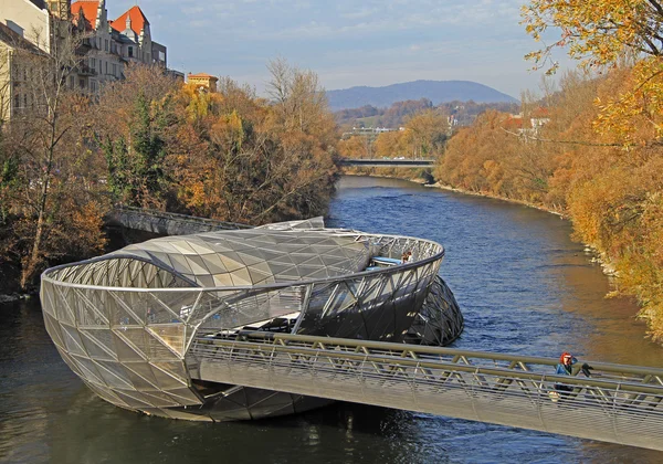 Plataforma flutuante artificial no meio do rio Mur — Fotografia de Stock